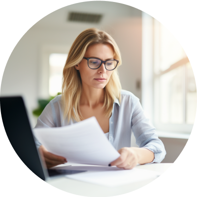 Przedsiębiorcy - Pani przeglądająca dokumenty